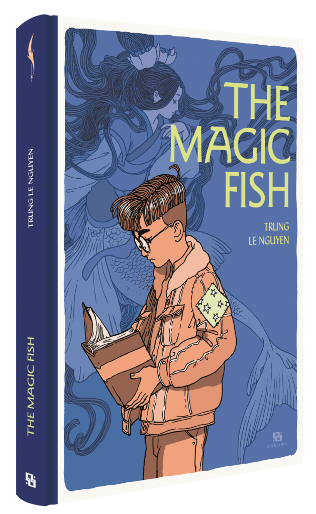 Photo de The Magic Fish de Trung Le Nguyen . C'est une livre épais avec une couverture solide. La tranche est bleu foncée et la couverture bleu roi. Sur la couverture on peut voir une sirène dans le fond en bleu sur bleu, et au premier plan un jeune garçon en orange lisant un livre.