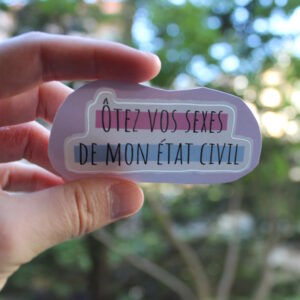 Photo d'un stickers. Le texte en noir dit "Ôtez vos sexes de mon état civil." Le texte est surligné en rose sur la première ligne et en bleu sur la deuxième.
