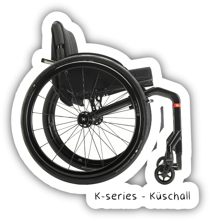 Photo du K-series de Küschall. Le cadre est simplement un tube d'abord horizontal depuis le centre des roues jusqu'à l'avant du fauteuil, puis vertical le long des jambes. en dessous il y a seulement une barre qui connecte les deux côté au niveau de l’essieu.