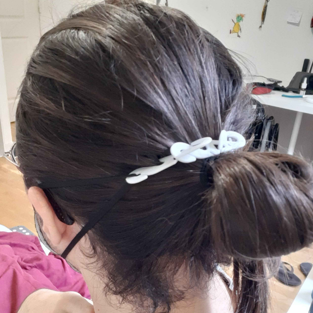 Photo du même système mais porté. Les crochets passent au dessus de mon chignon et son maintenu en hauteur par lui.