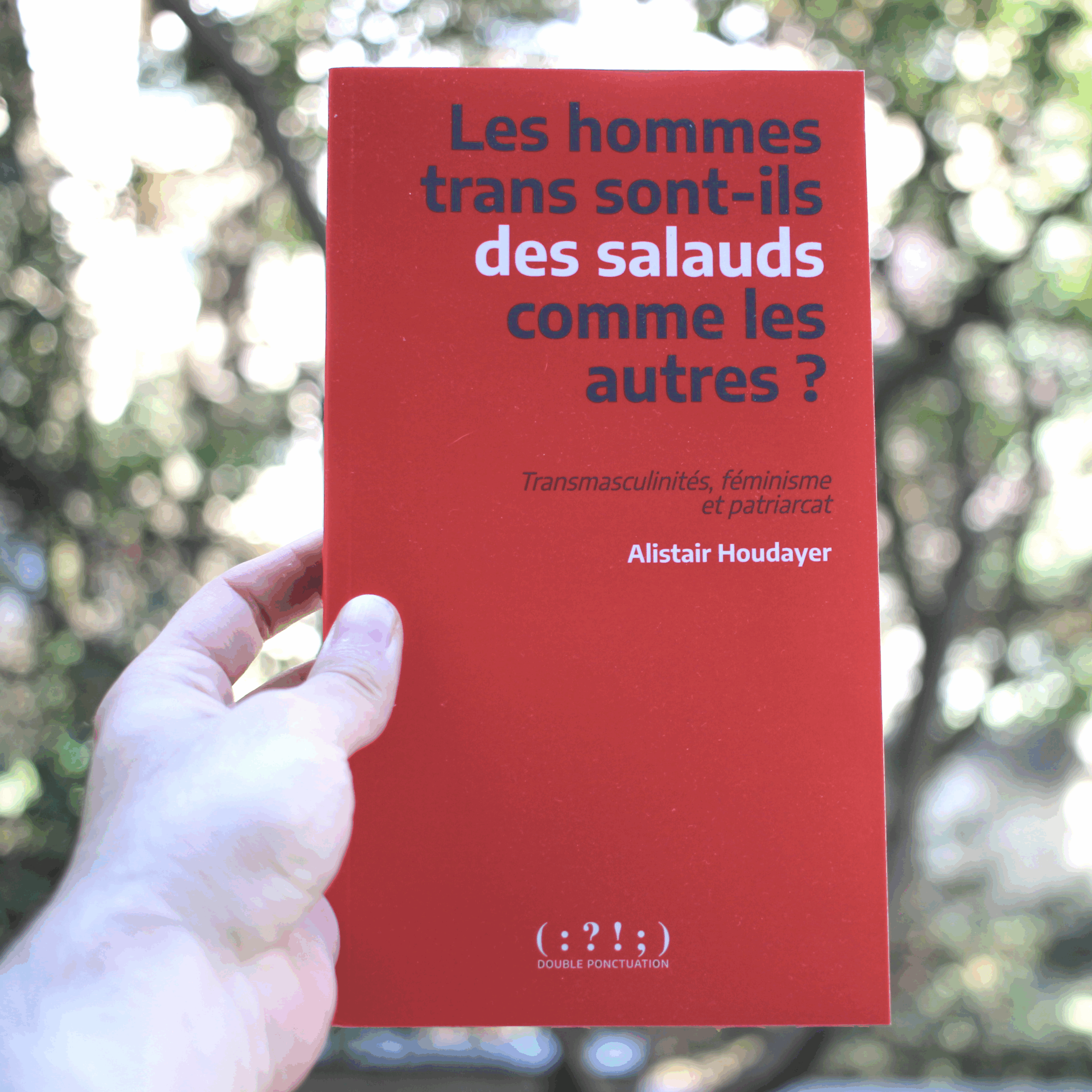 Photo du livre. La première de couverture est rouge et sans illustration. Le titre « Les hommes trans sont-ils des salauds comme les autres » et le sous-titre « Transmasculinités, féminisme et patriarcat » sont écrit en noir, à l’exception de « des salauds » écrit en blanc. Le nom de l’autre « Alistair Houdayer » est écrit en blanc en dessous. En bas, le nom et le logo de la maison d’édition Double Ponctuation, une suite de signe de ponctuation en blanc : « ( : ? ! ; ) »