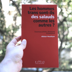 Photo du livre. La première de couverture est rouge et sans illustration. Le titre « Les hommes trans sont-ils des salauds comme les autres » et le sous-titre « Transmasculinités, féminisme et patriarcat » sont écrit en noir, à l’exception de « des salauds » écrit en blanc. Le nom de l’autre « Alistair Houdayer » est écrit en blanc en dessous. En bas, le nom et le logo de la maison d’édition Double Ponctuation, une suite de signe de ponctuation en blanc : « ( : ? ! ; ) »