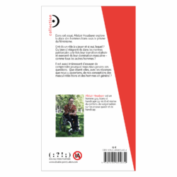 Quatrième de couverture. La couverture est principalement blanche ave un accent rouge dans le coint supérieur droit. La présentation du livre est écrite en noir : « Dans cet essai, Alistair Houdayer explore la place des hommes trans sous le prisme du féminisme. Ont-ils un rôle à y jouer et si oui, lequel ? Ou bien s’intègrent-ils dans les normes patriarcales une fois leur transition réalisée et exercent-ils leur domination masculine – comme tous les autres hommes ? Il est aussi intéressant d’essayer de comprendre pourquoi nous nous posons ces questions. Que disent-elles, avec les réponses que nous y apportons, de nos conceptions des masculinités trans et des hommes en général ? » En dessous, une photo de l’auteur et un texte de présentation. La photo montre Alistair assis dans mon fauteuil roulant dans un parc. C’est un homme blanc avec les cheveux bruns attachés en chignon et une moustache. Son fauteuil est un fauteuil roulant manuel actif blanc. Il porte une chemise rouge sombre avec des motifs végétaux moutarde et bleu d’inspiration batik, un pantalon noir et des chaussures basses en cuir noir. Il porte des lunettes et un pendentif en pierre verte autour du cou. Le texte de présentation est : « Alistair Houdayer est un homme gay, trans et handicapé qui écrit et réalise du contenu de vulgarisation sur les enjeux queer et de handicap. En haut à gauche, la collection du livre : point d’orgue. En bas à droite, le code barre du livre et le prix : 12€. En bas à gauche, le nom et le logo de la maison d’édition Double Ponctuation, et un logo « pas d’IA ».