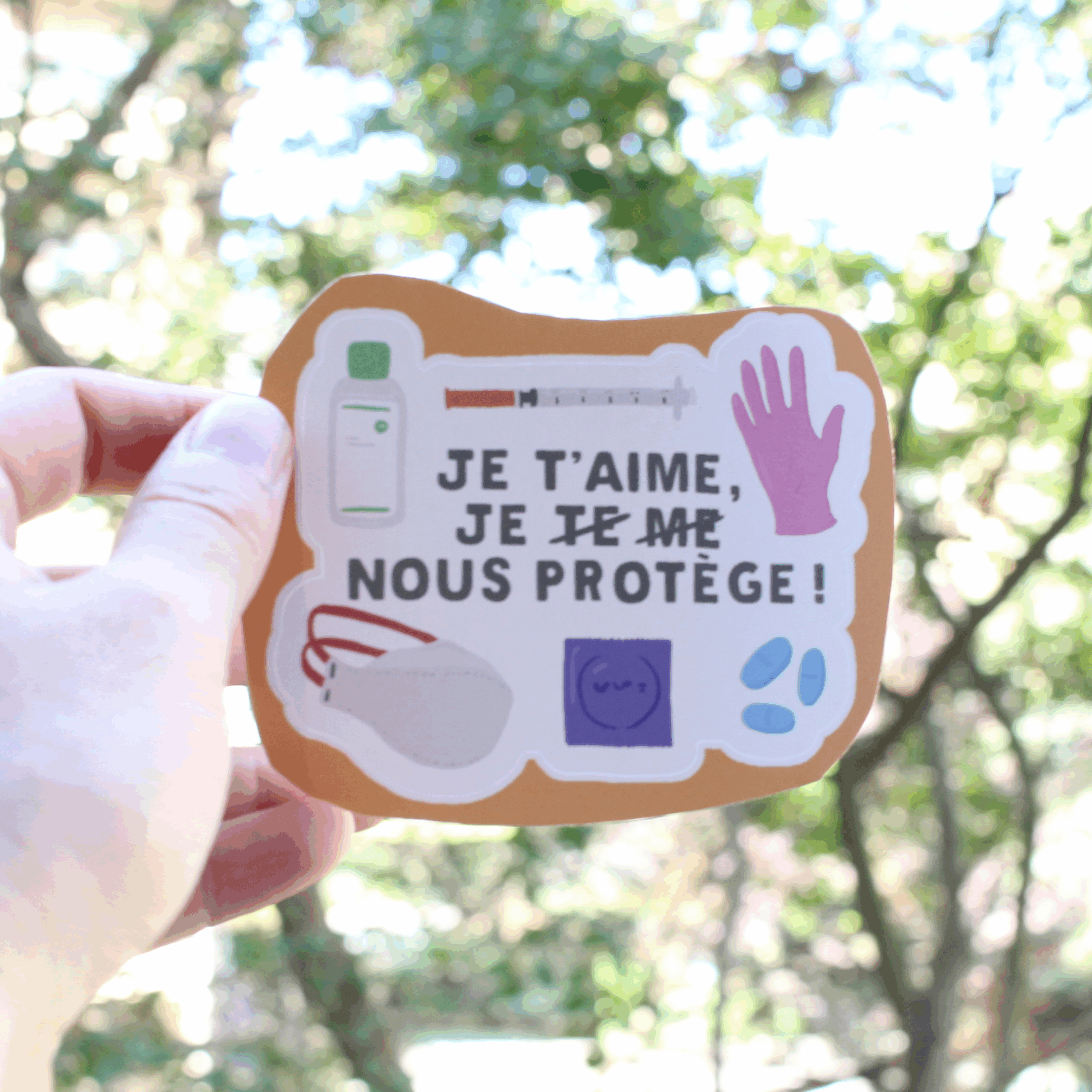 Photo du sticker. Un texte « Rien sur nous sans nous » au couleur du drapeau handi : la majorité du texte est en gris sombre, et les lettres de « nous » utilisent les quatre autres couleurs du drapeau : rouge pastel, jaune, bleu clair, et vert.Photo du sticker. Un texte « Rien sur nous sans nous » au couleur du drapeau handi : la majorité du texte est en gris sombre, et les lettres de « nous » utilisent les quatre autres couleurs du drapeau : rouge pastel, jaune, bleu clair, et vert.