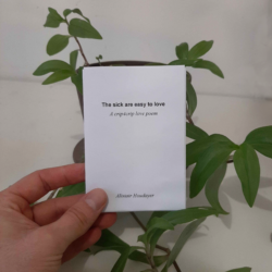 Petit zine noir et blanc au format A7. Il est en anglais. Titre : The sick are easy to love. Sous-titre : A crip4crip love poem. Alistair Houdayer.
