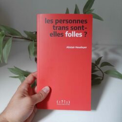 Photo du livre. La première de couverture est rouge et sans illustration. Le titre « les personnes trans sont-elles folles ? » est écrit en noir, à l’exception du mot « folles » écrit en blanc. Le nom de l’autre « Alistair Houdayer » est écrit en blanc en dessous. En bas, le nom et le logo de la maison d’édition Double Ponctuation, une suite de signe de ponctuation en blanc : « ( : ? ! ; ) »